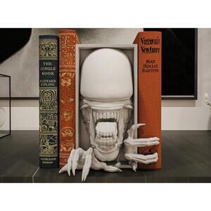 Alien Xenomorph Book Nook - Sci-Fi Horror Bookshelf Decor